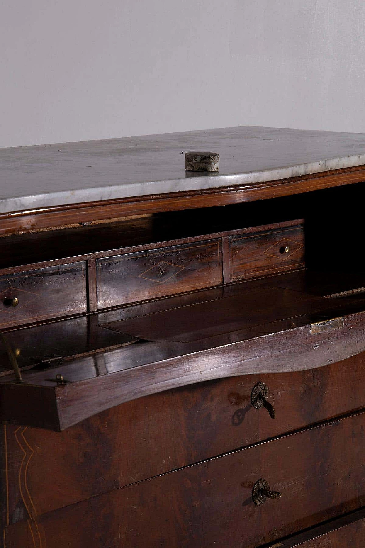 Walnut chest of drawers with marble top, late 18th century 6
