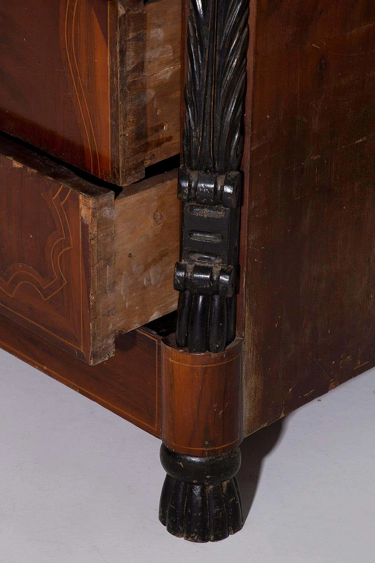 Walnut chest of drawers with marble top, late 18th century 8