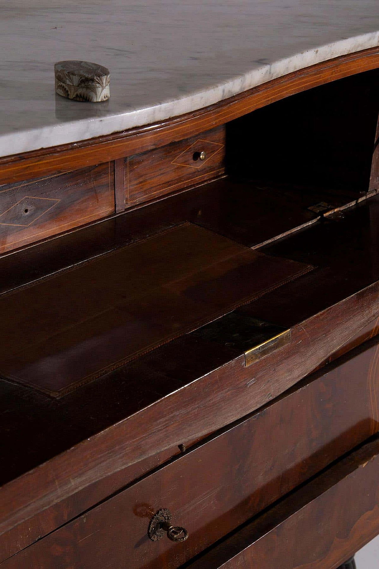Walnut chest of drawers with marble top, late 18th century 10