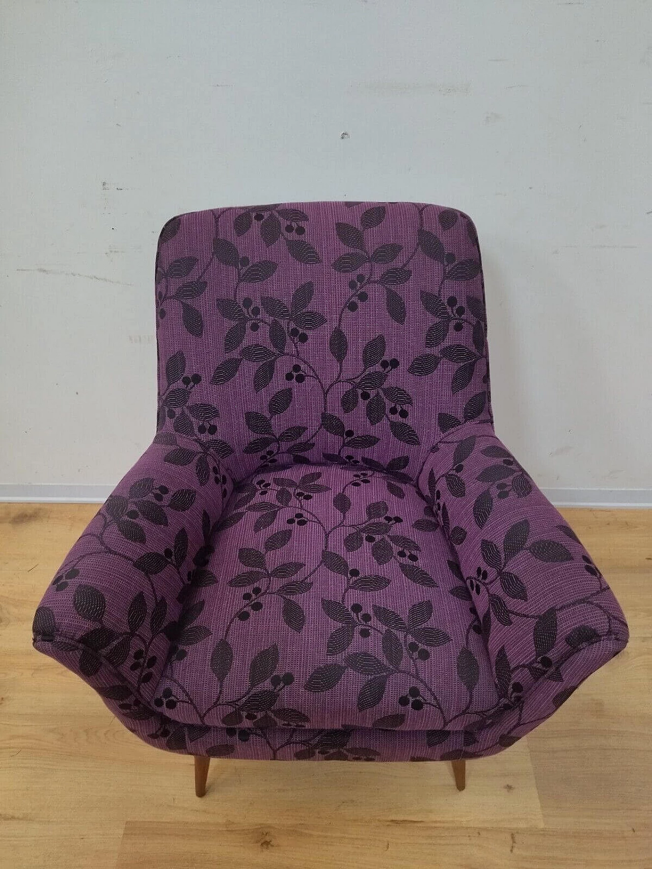Poltrona in faggio massello con rivestimento in tessuto viola a fiori, anni '60 6