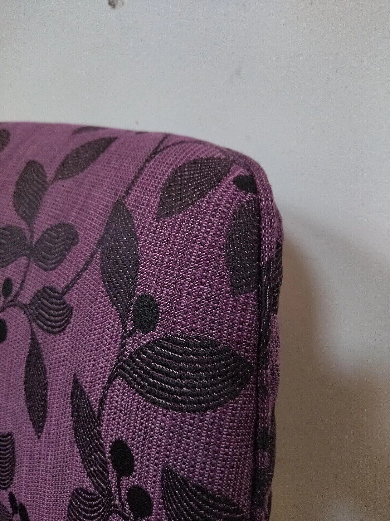Poltrona in faggio massello con rivestimento in tessuto viola a fiori, anni '60 7