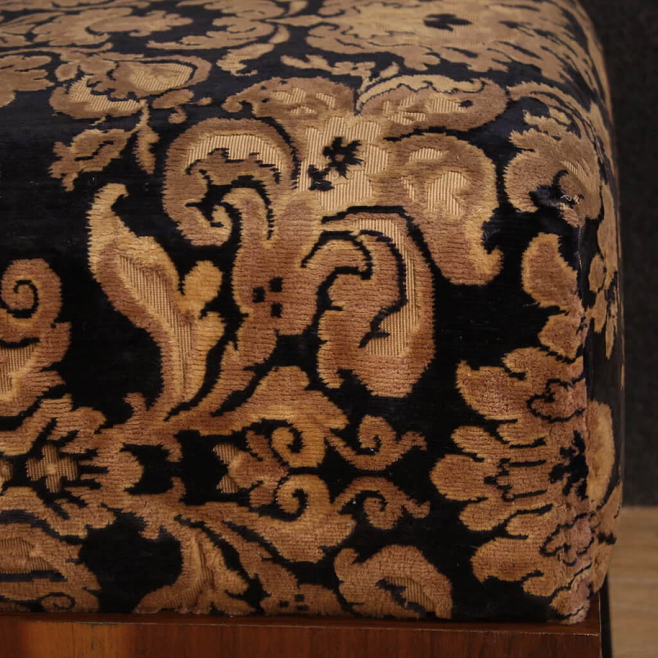 Coppia di Poufs in legni di noce ed ebanizzato, in velluto damascato, anni '40 9