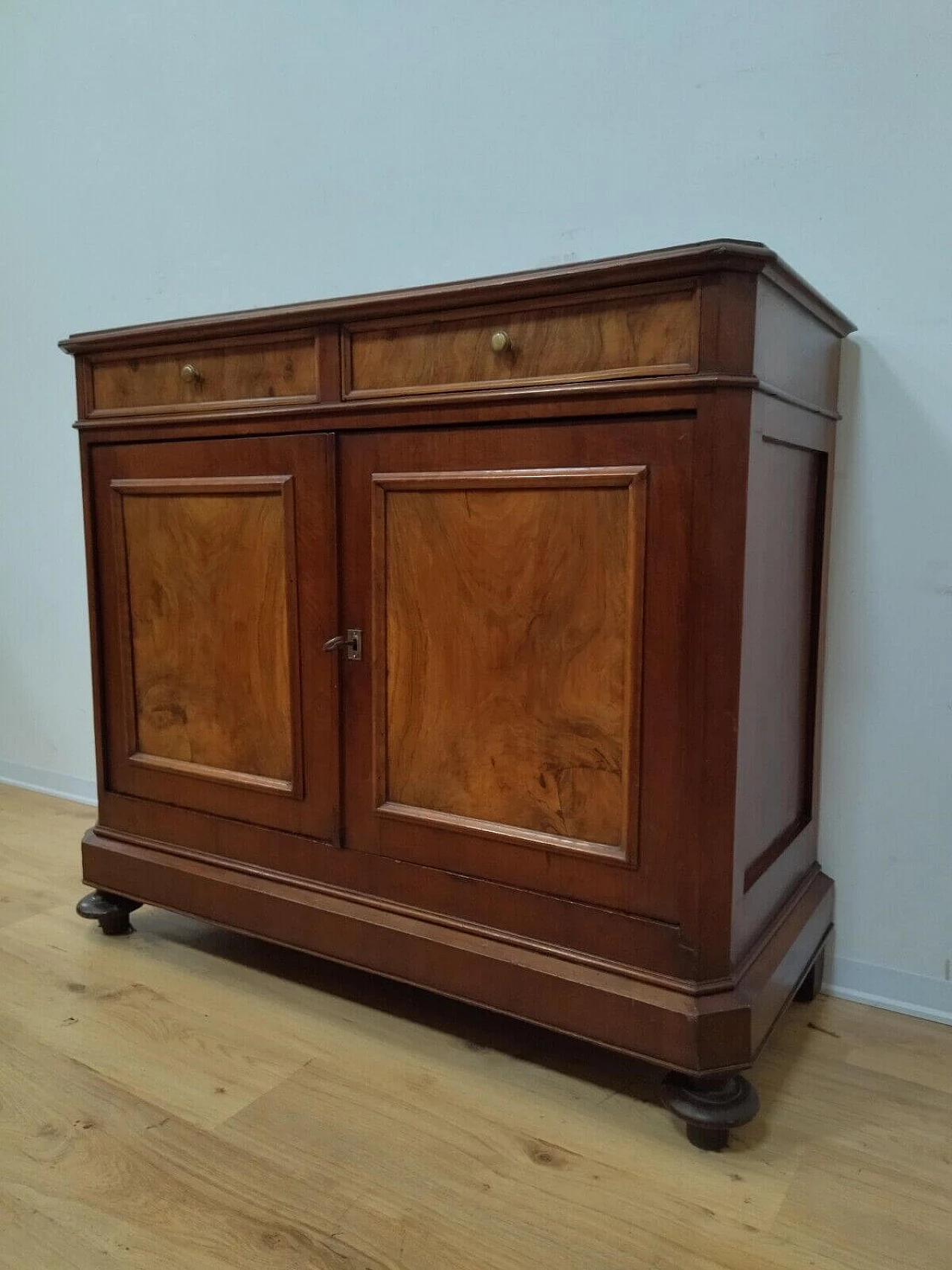 Credenza Umbertina impiallacciata in noce e radica, fine '800 1