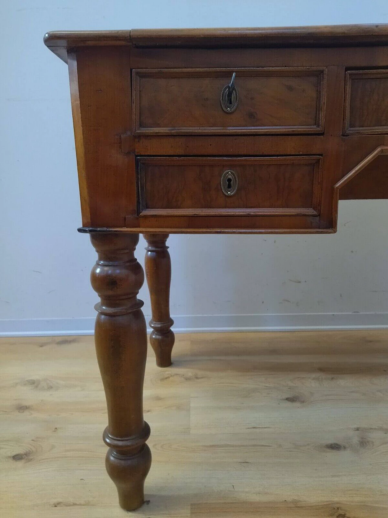 Umbertina walnut writing desk, late 19th century 3
