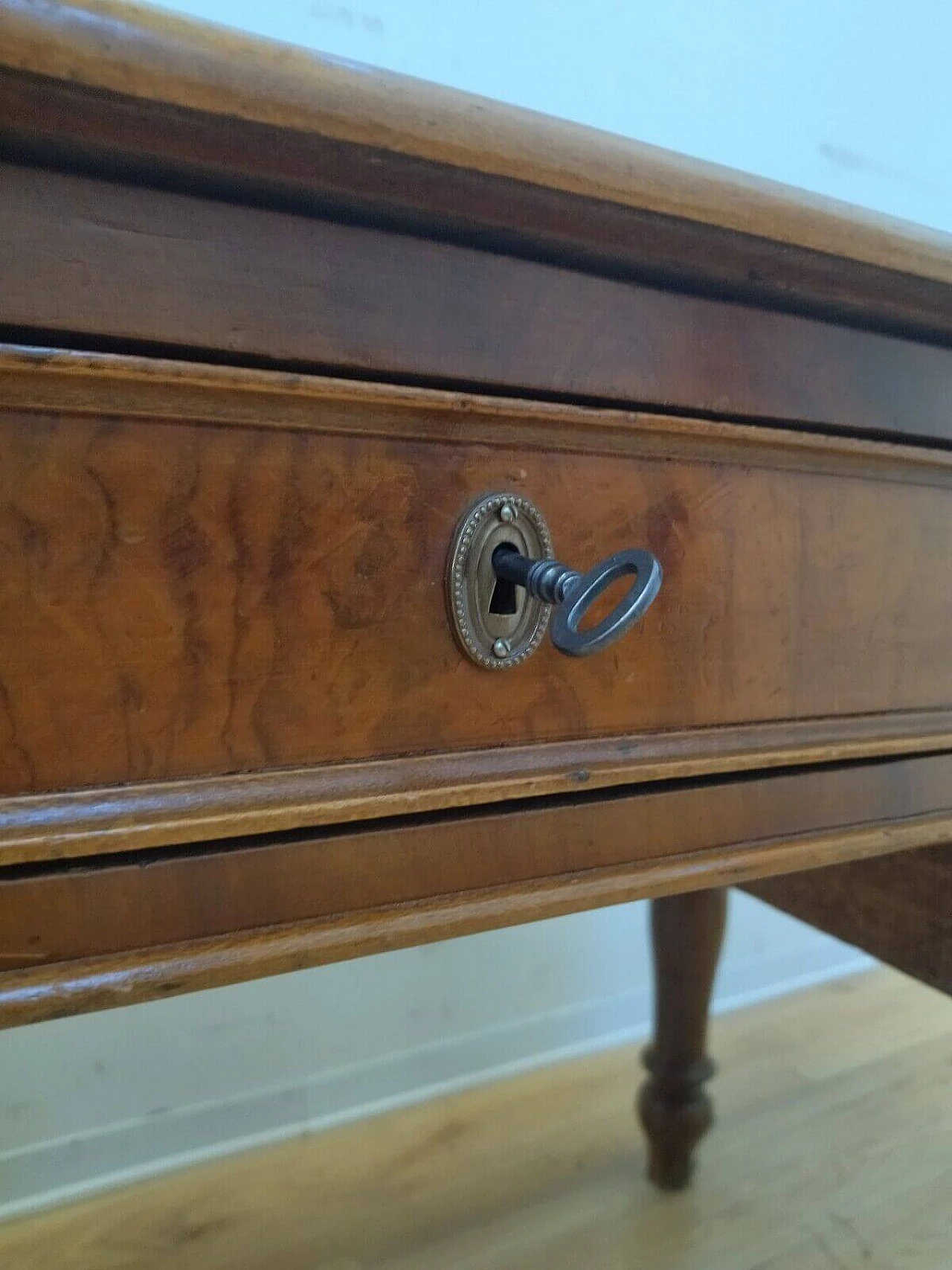 Umbertina walnut writing desk, late 19th century 4