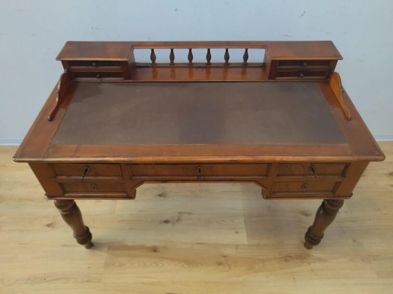Umbertina walnut writing desk, late 19th century 5