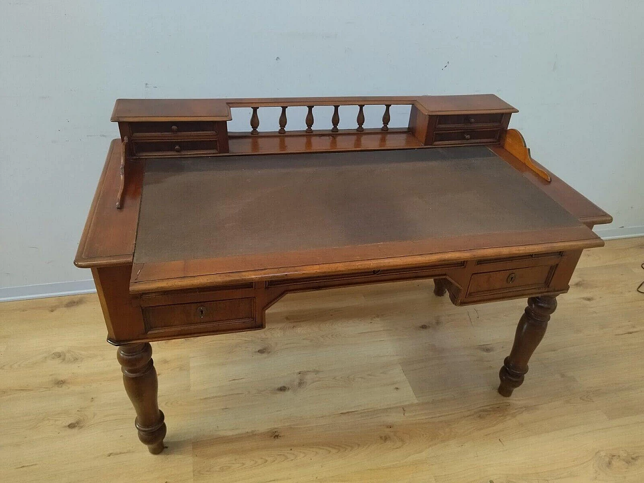 Umbertina walnut writing desk, late 19th century 8
