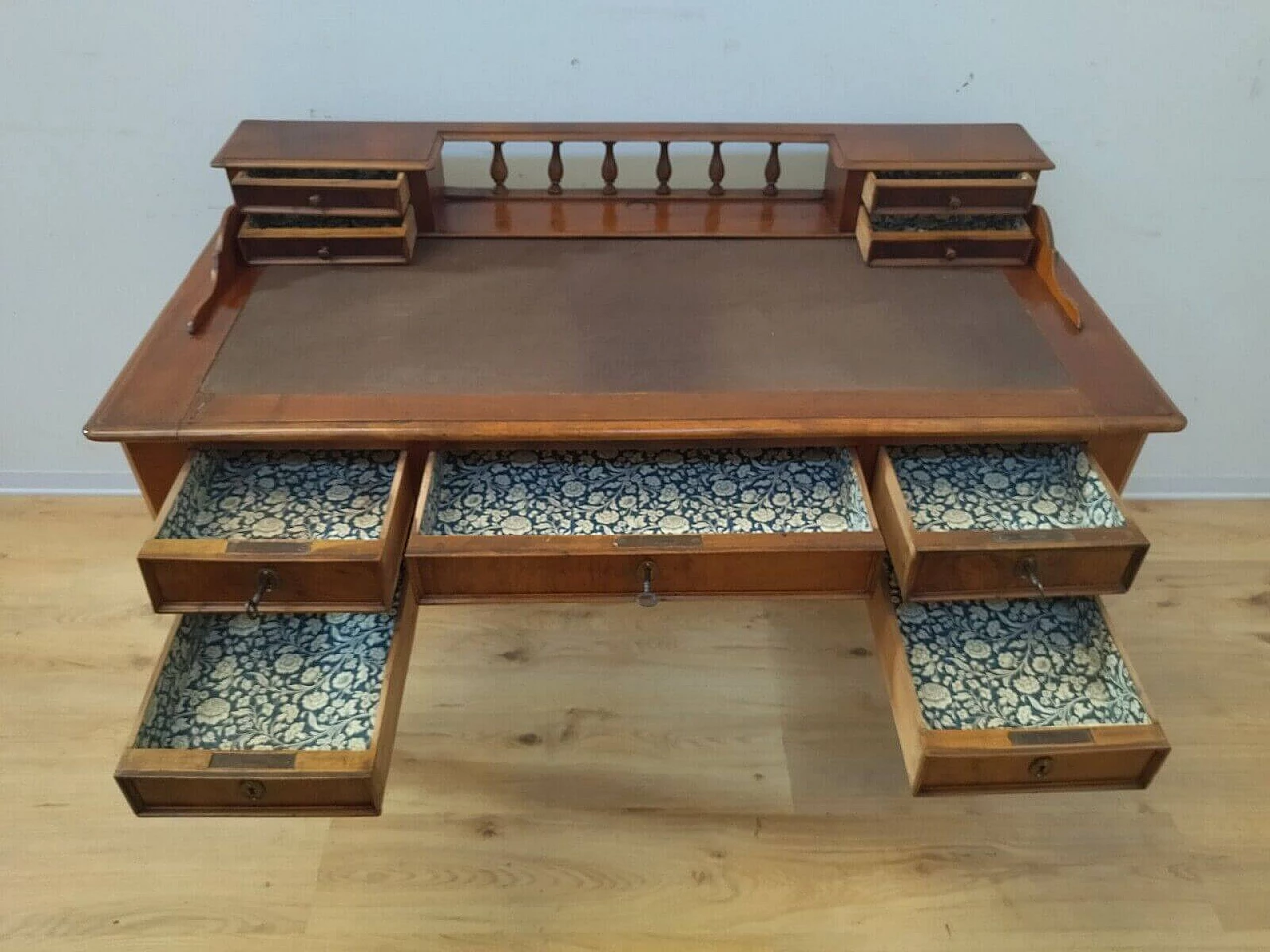 Umbertina walnut writing desk, late 19th century 9