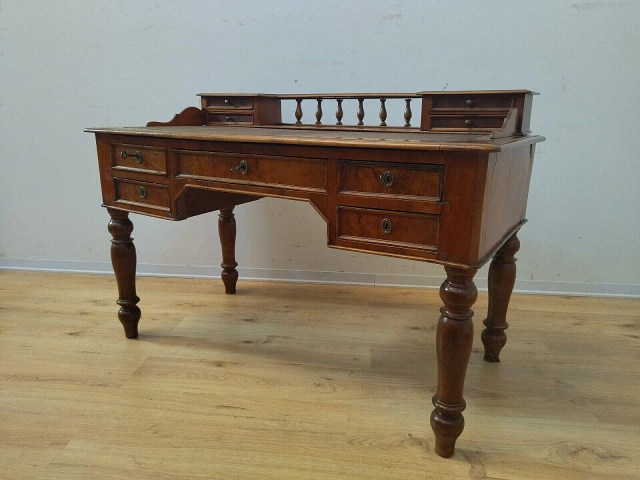 Umbertina walnut writing desk, late 19th century 12