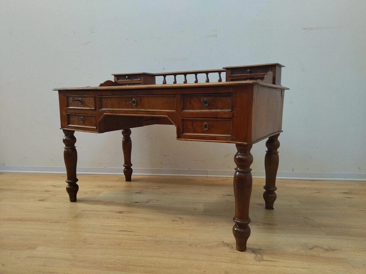 Umbertina walnut writing desk, late 19th century 15