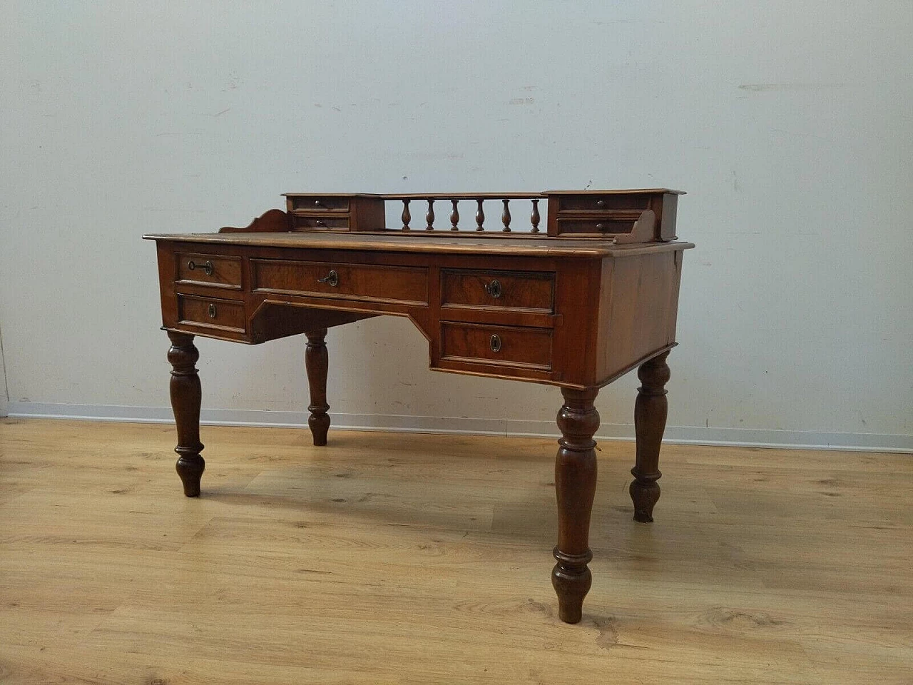 Umbertina walnut writing desk, late 19th century 16