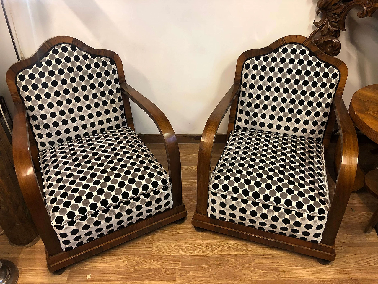 Pair of armchairs with footrests in walnut wood and carved velvet, 1930s 2