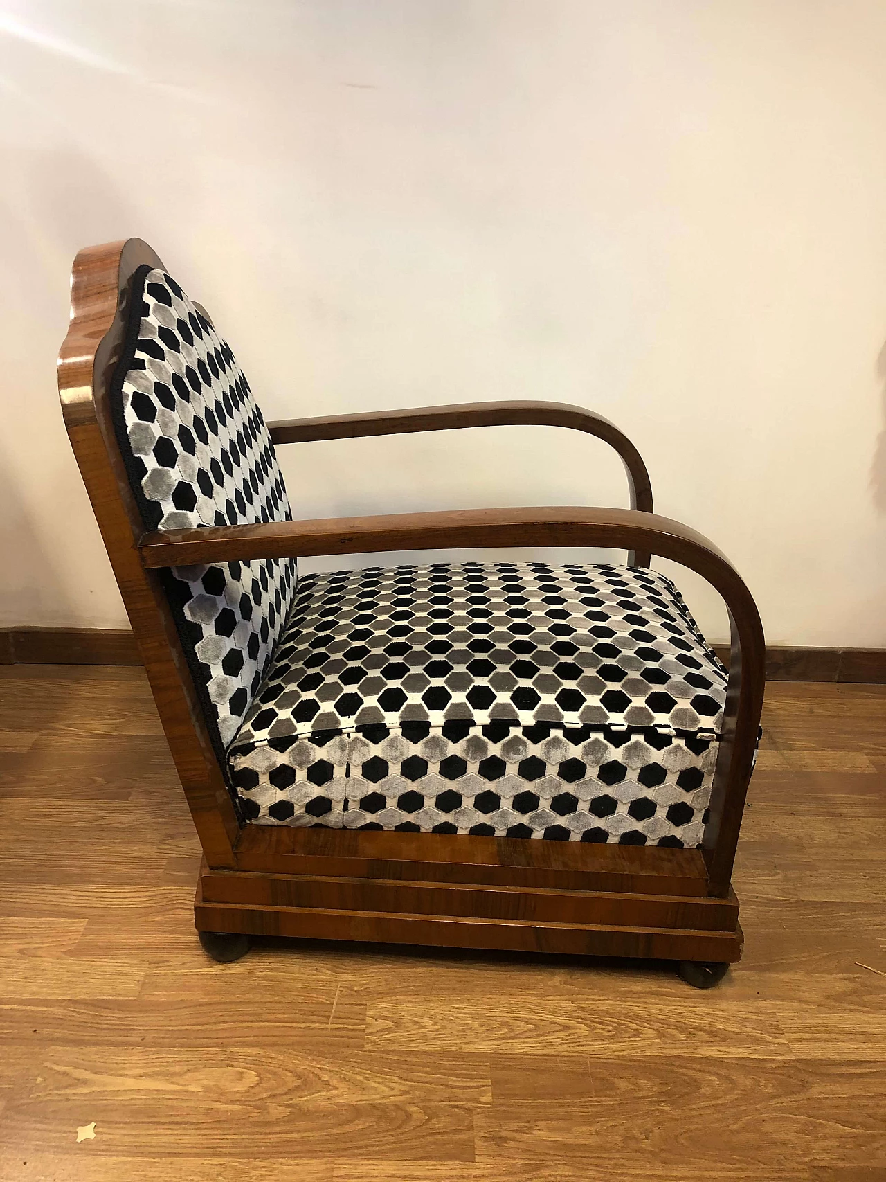 Pair of armchairs with footrests in walnut wood and carved velvet, 1930s 3