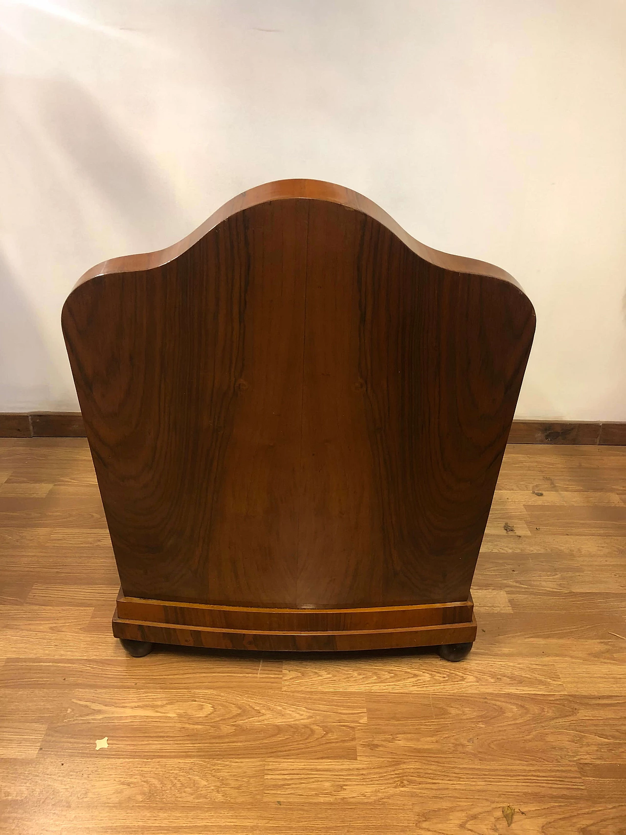 Pair of armchairs with footrests in walnut wood and carved velvet, 1930s 4