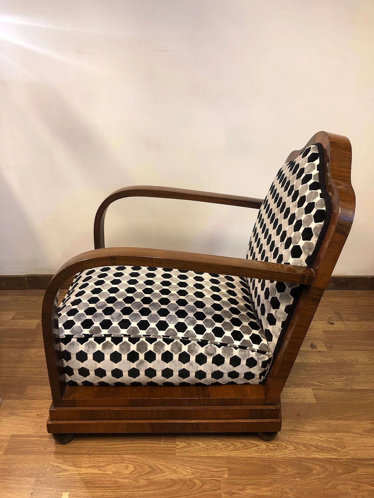 Pair of armchairs with footrests in walnut wood and carved velvet, 1930s 5