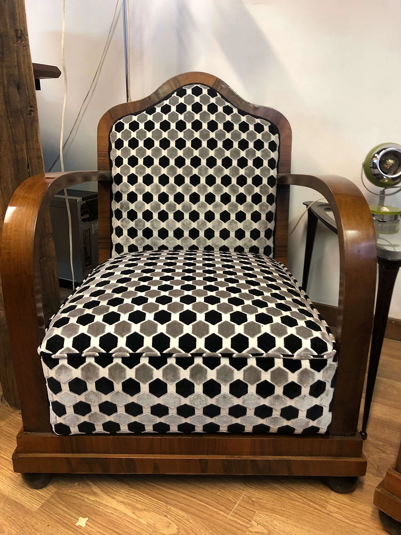 Pair of armchairs with footrests in walnut wood and carved velvet, 1930s 6