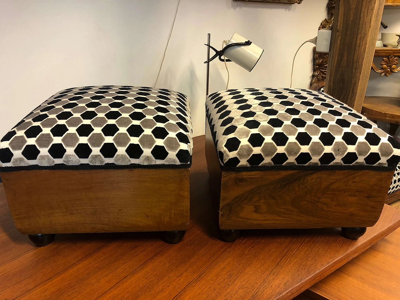 Pair of armchairs with footrests in walnut wood and carved velvet, 1930s 7