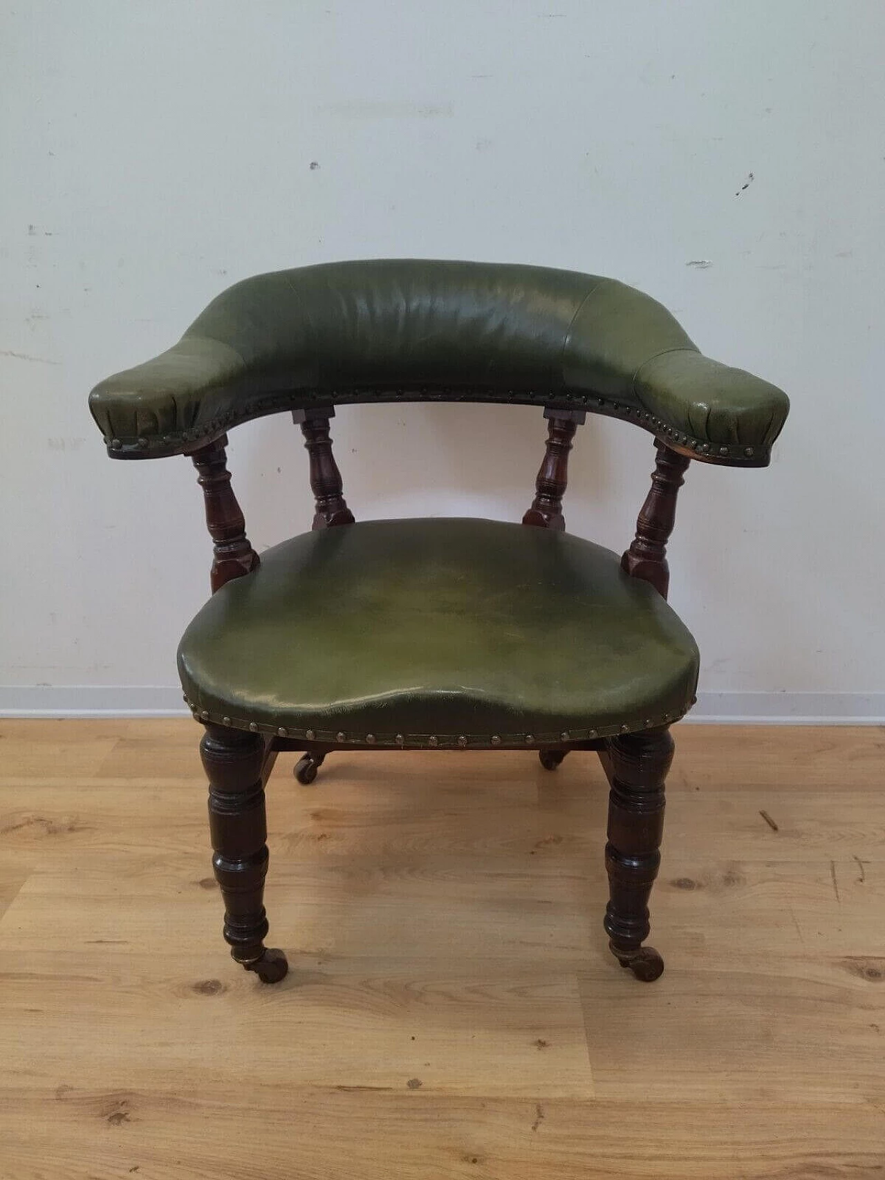 Chesterfield armchair in solid mahogany and leather, early 20th century 3
