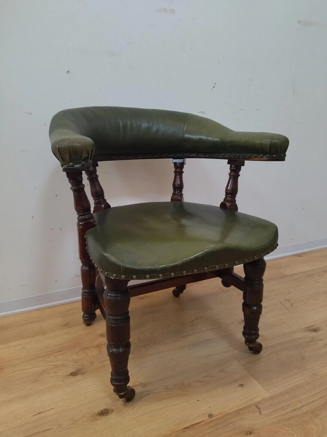 Chesterfield armchair in solid mahogany and leather, early 20th century 4