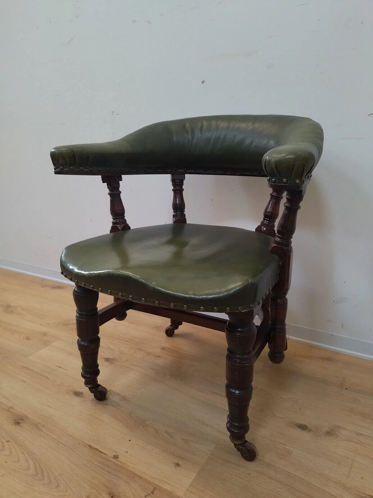 Chesterfield armchair in solid mahogany and leather, early 20th century 5