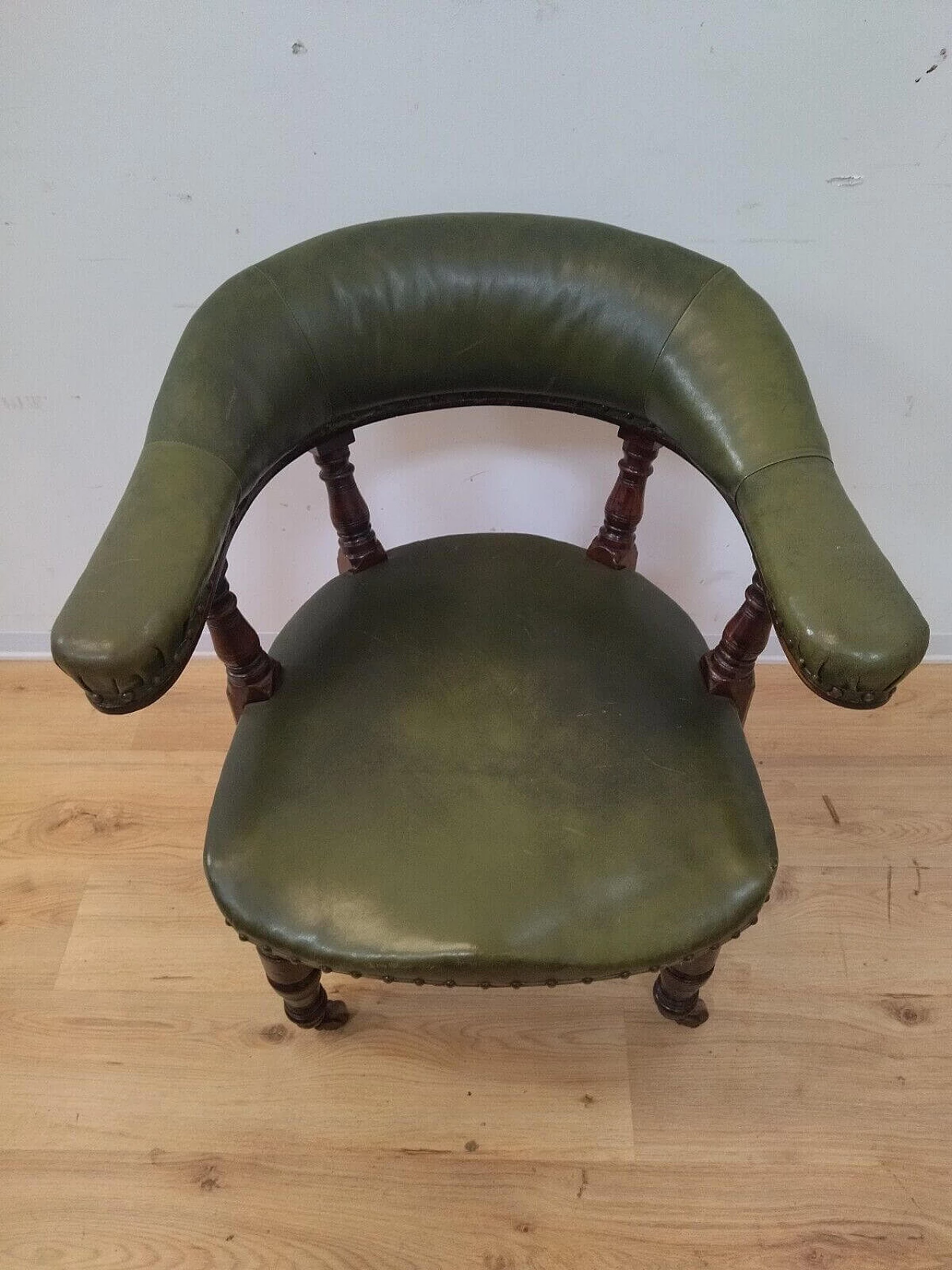 Chesterfield armchair in solid mahogany and leather, early 20th century 9