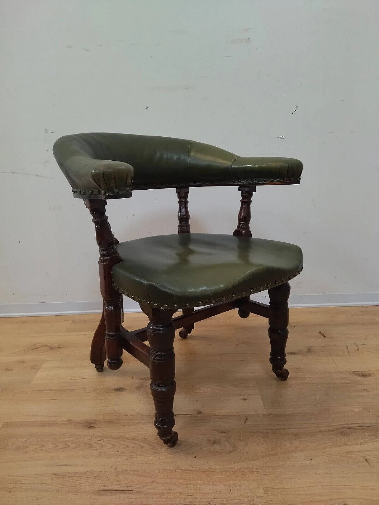 Chesterfield armchair in solid mahogany and leather, early 20th century 10