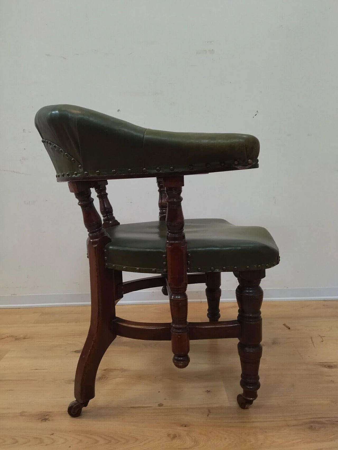 Chesterfield armchair in solid mahogany and leather, early 20th century 12