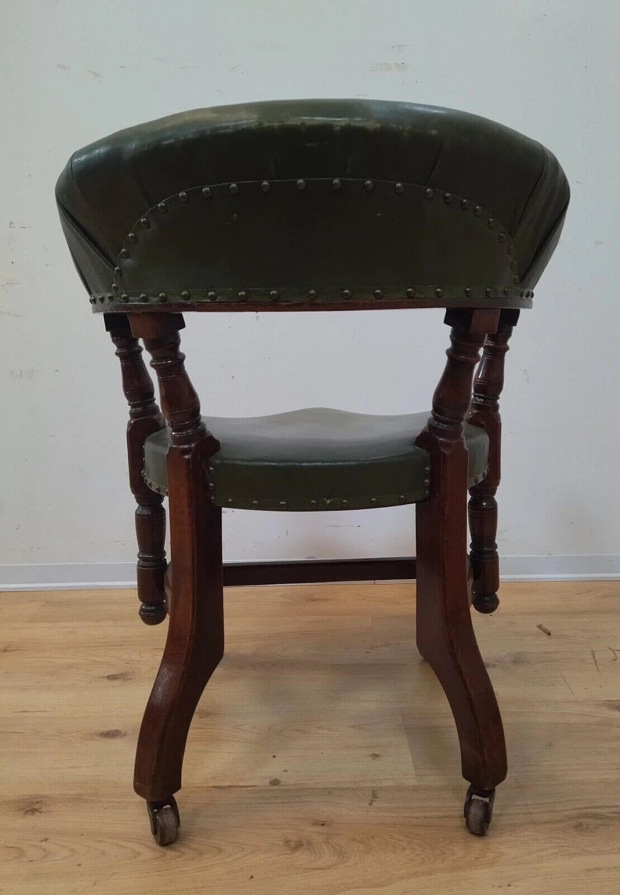 Chesterfield armchair in solid mahogany and leather, early 20th century 13