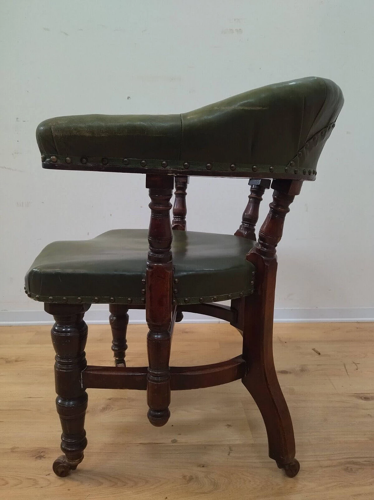 Chesterfield armchair in solid mahogany and leather, early 20th century 14