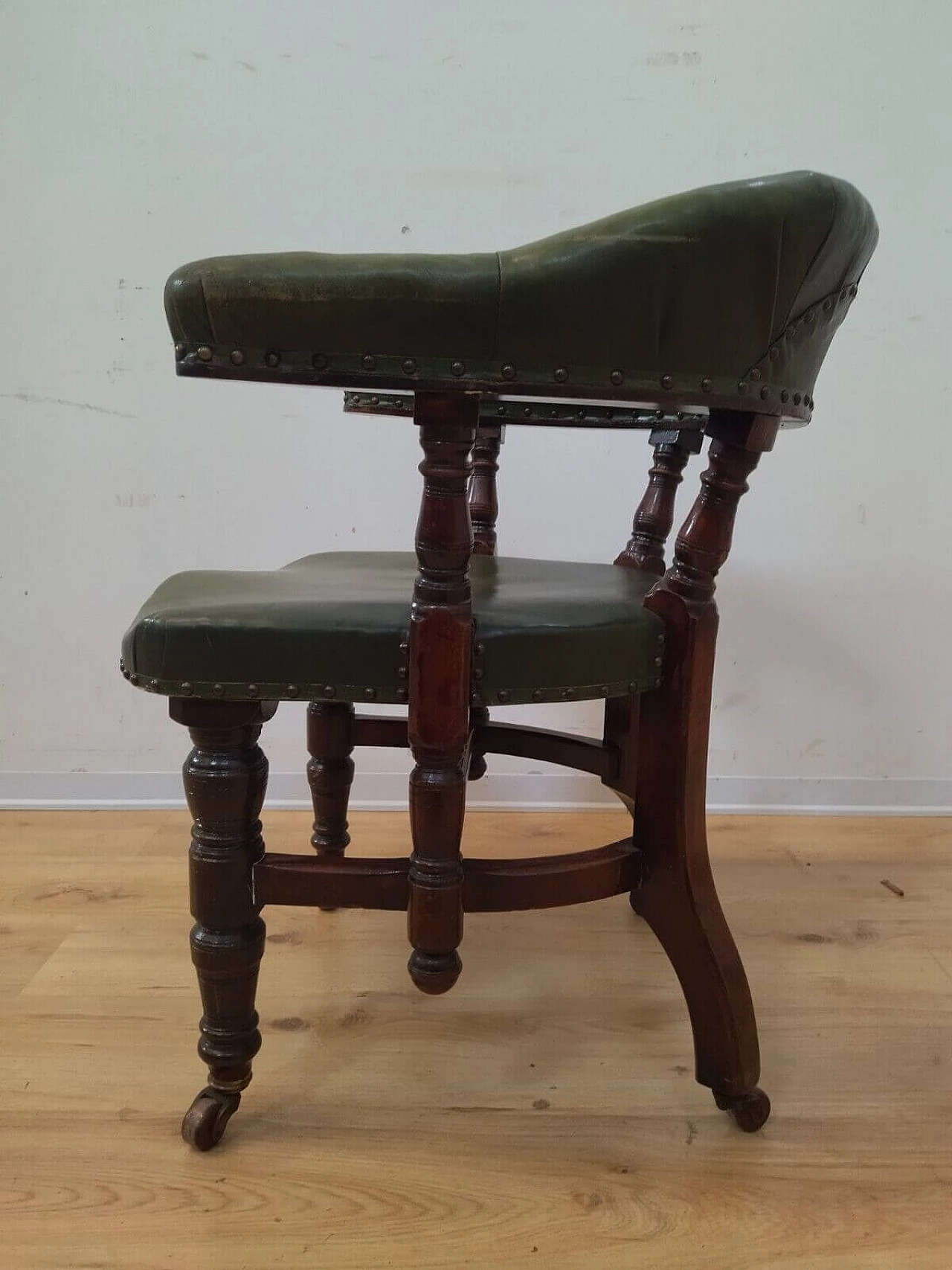 Chesterfield armchair in solid mahogany and leather, early 20th century 19