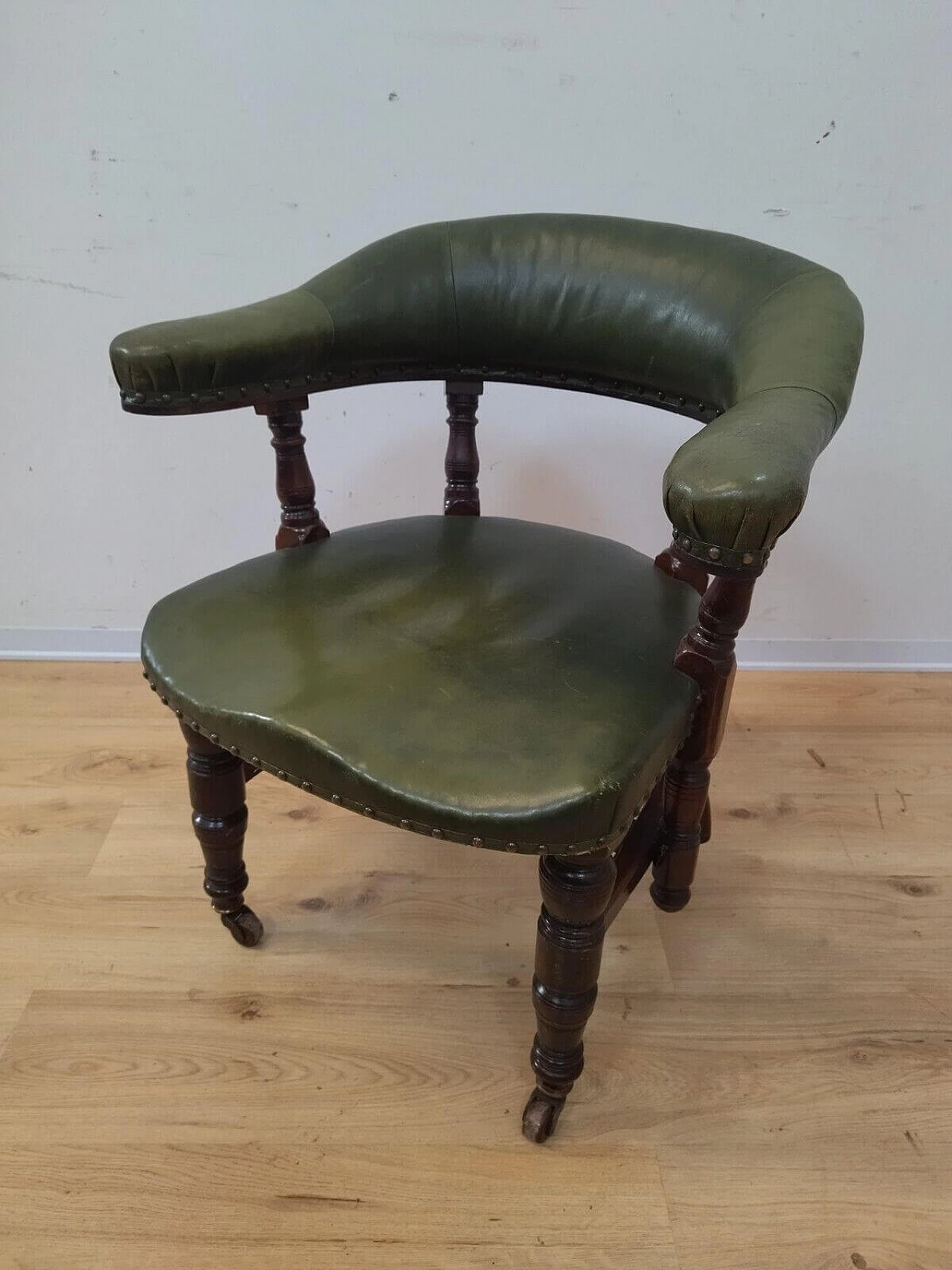 Chesterfield armchair in solid mahogany and leather, early 20th century 22