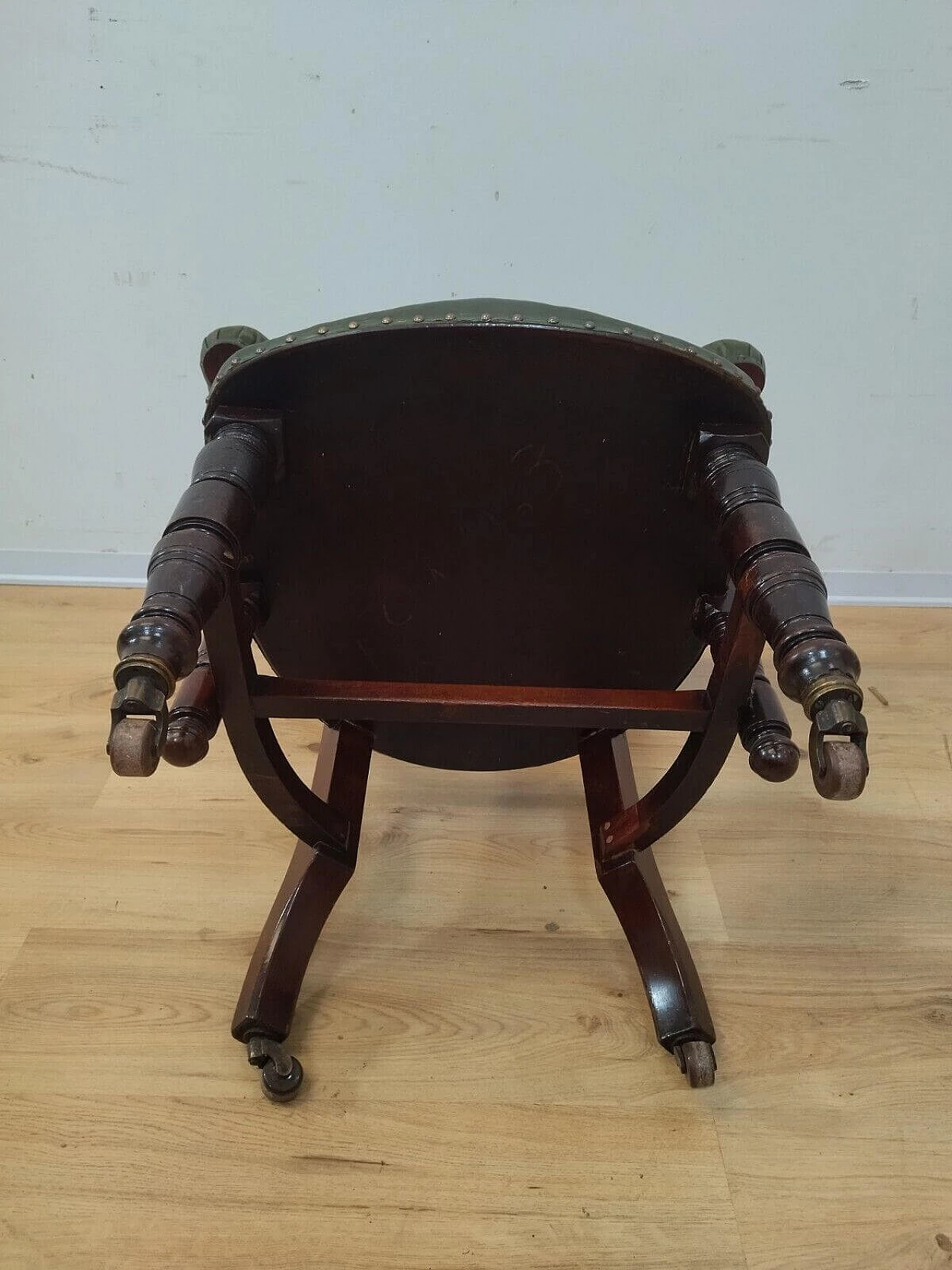 Chesterfield armchair in solid mahogany and leather, early 20th century 23