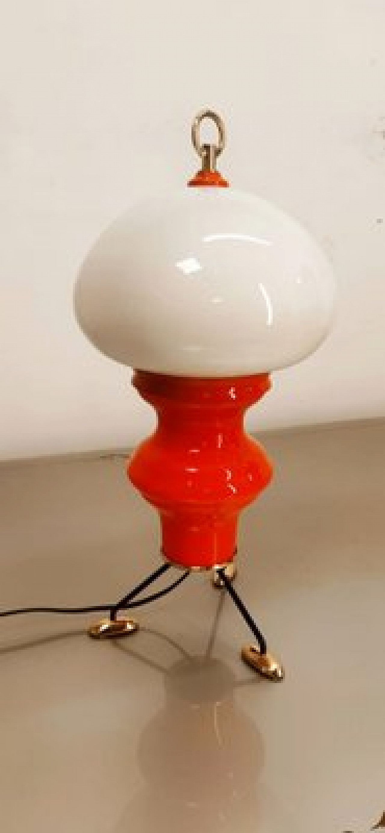 Lampada da tavolo rossa in vetro, metallo e ottone, anni '60 1