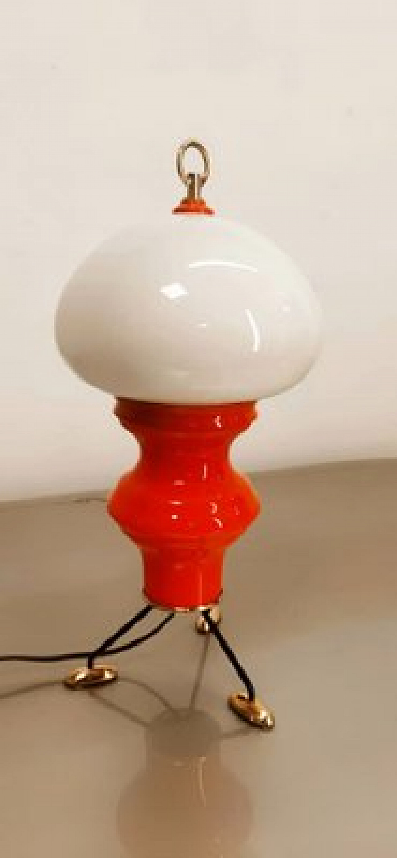 Lampada da tavolo rossa in vetro, metallo e ottone, anni '60 5