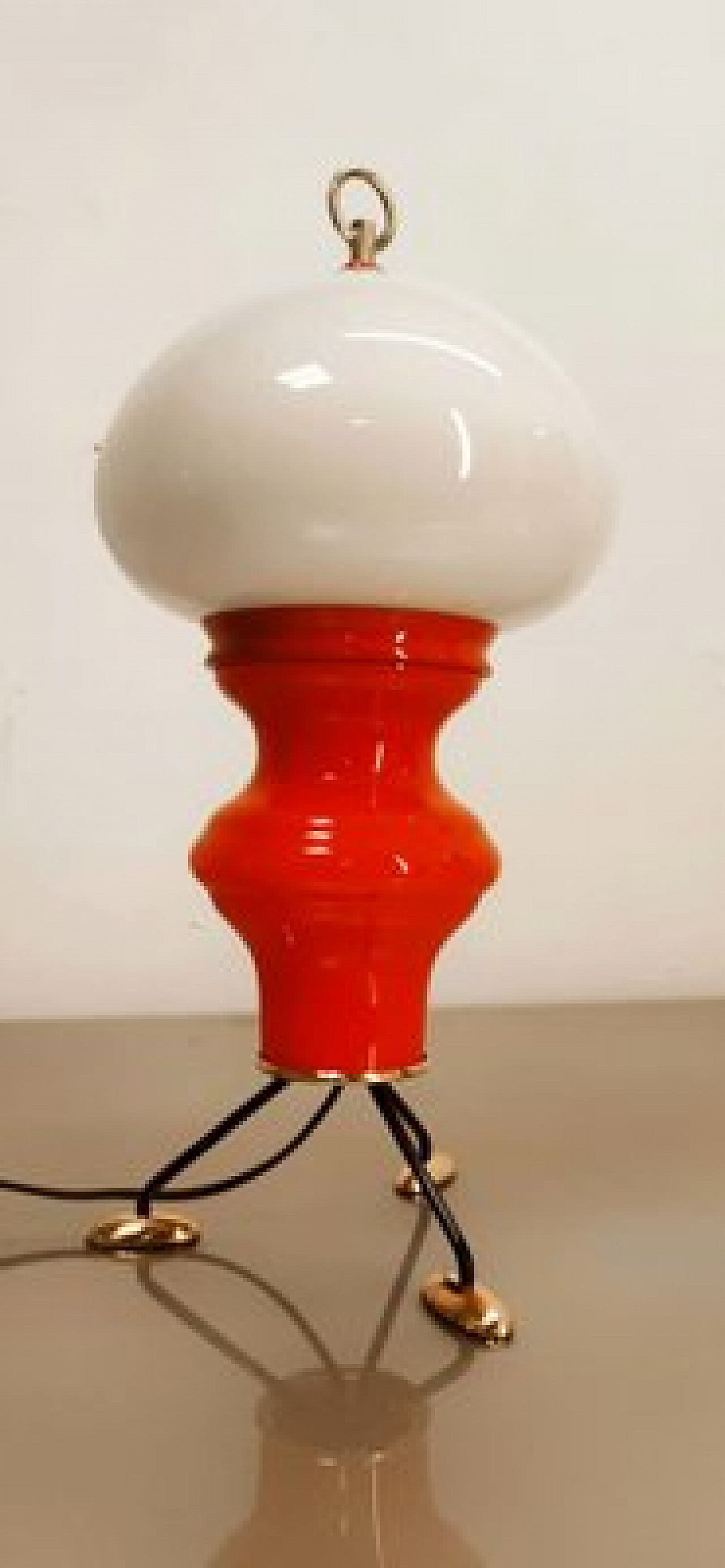 Lampada da tavolo rossa in vetro, metallo e ottone, anni '60 6