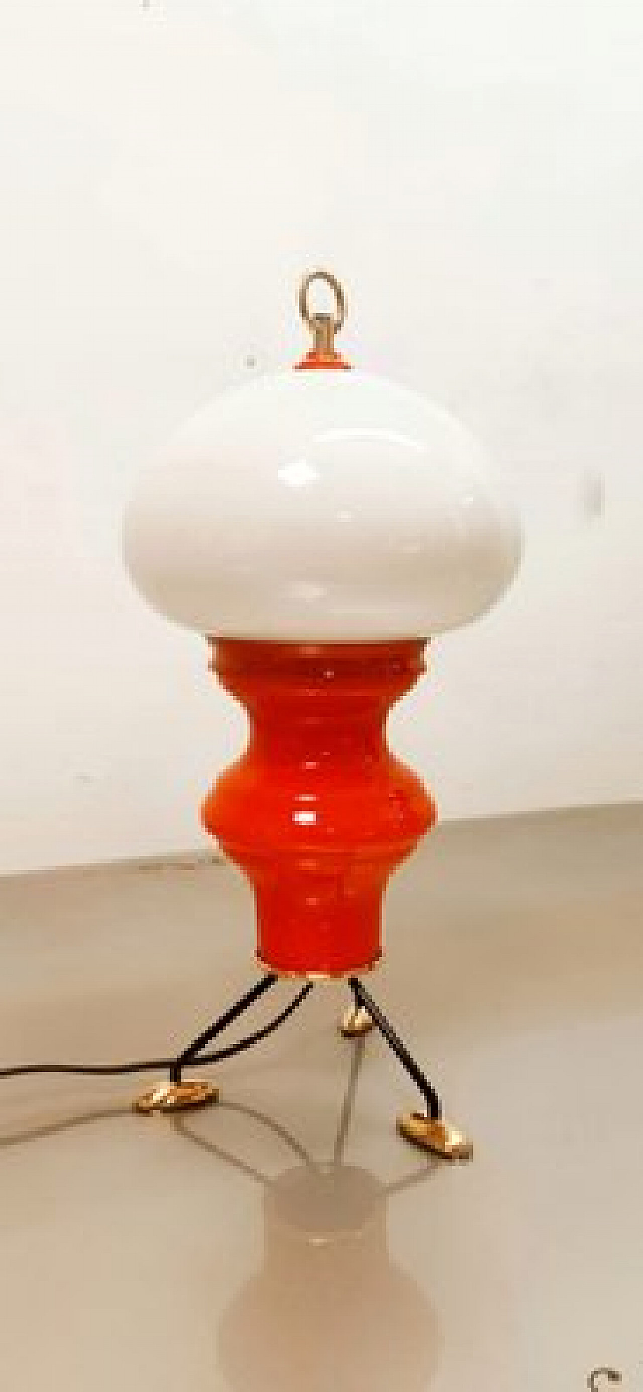 Lampada da tavolo rossa in vetro, metallo e ottone, anni '60 9