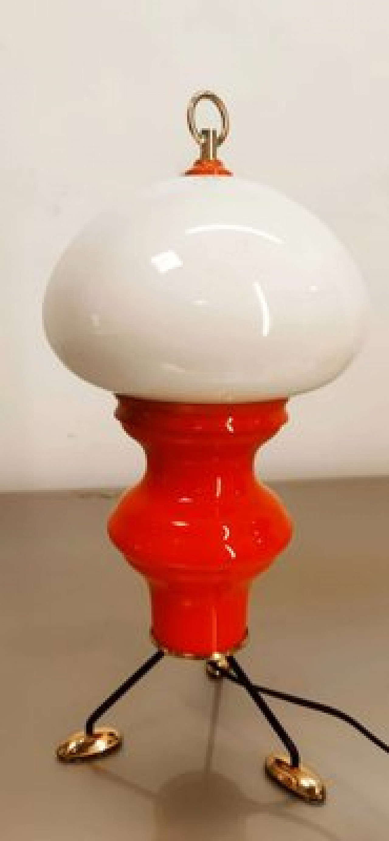 Lampada da tavolo rossa in vetro, metallo e ottone, anni '60 10