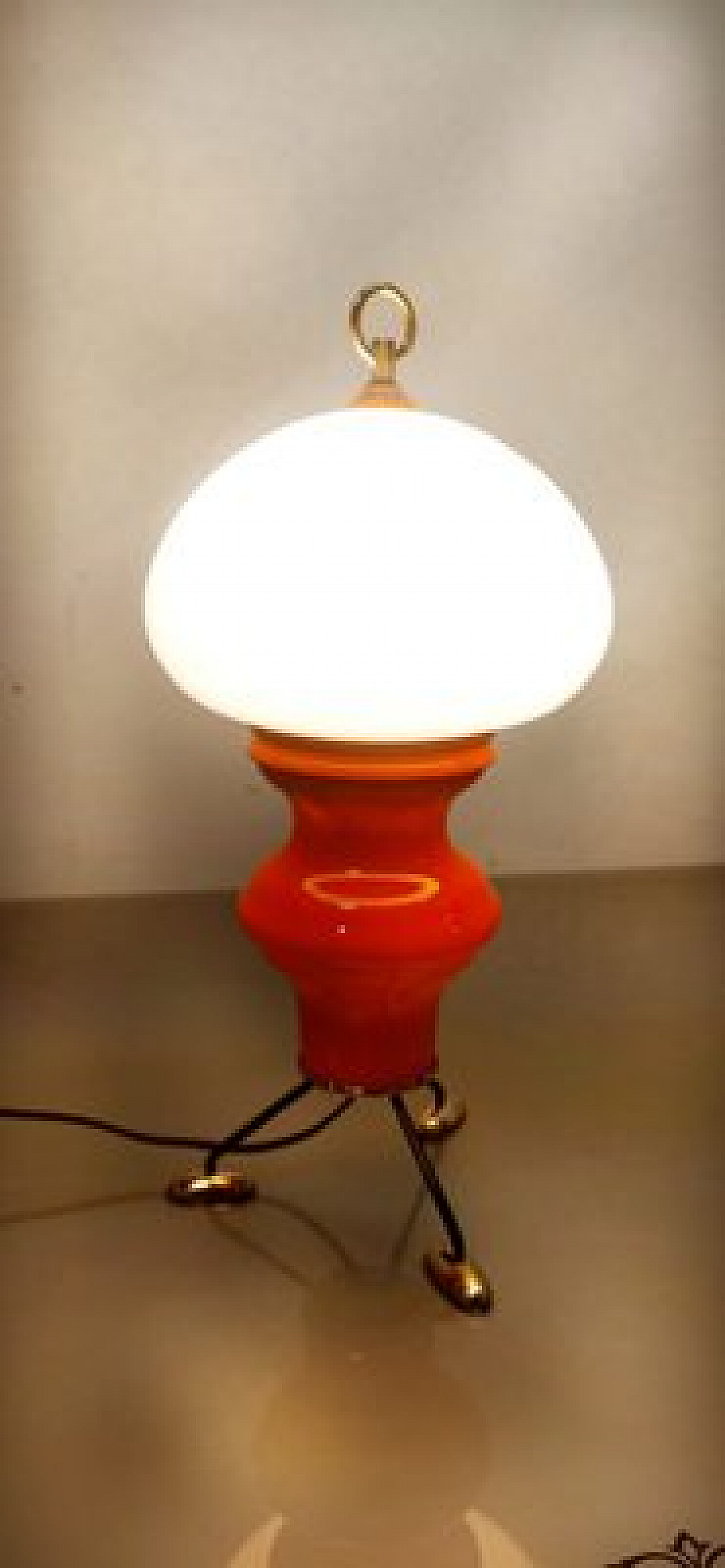 Lampada da tavolo rossa in vetro, metallo e ottone, anni '60 11