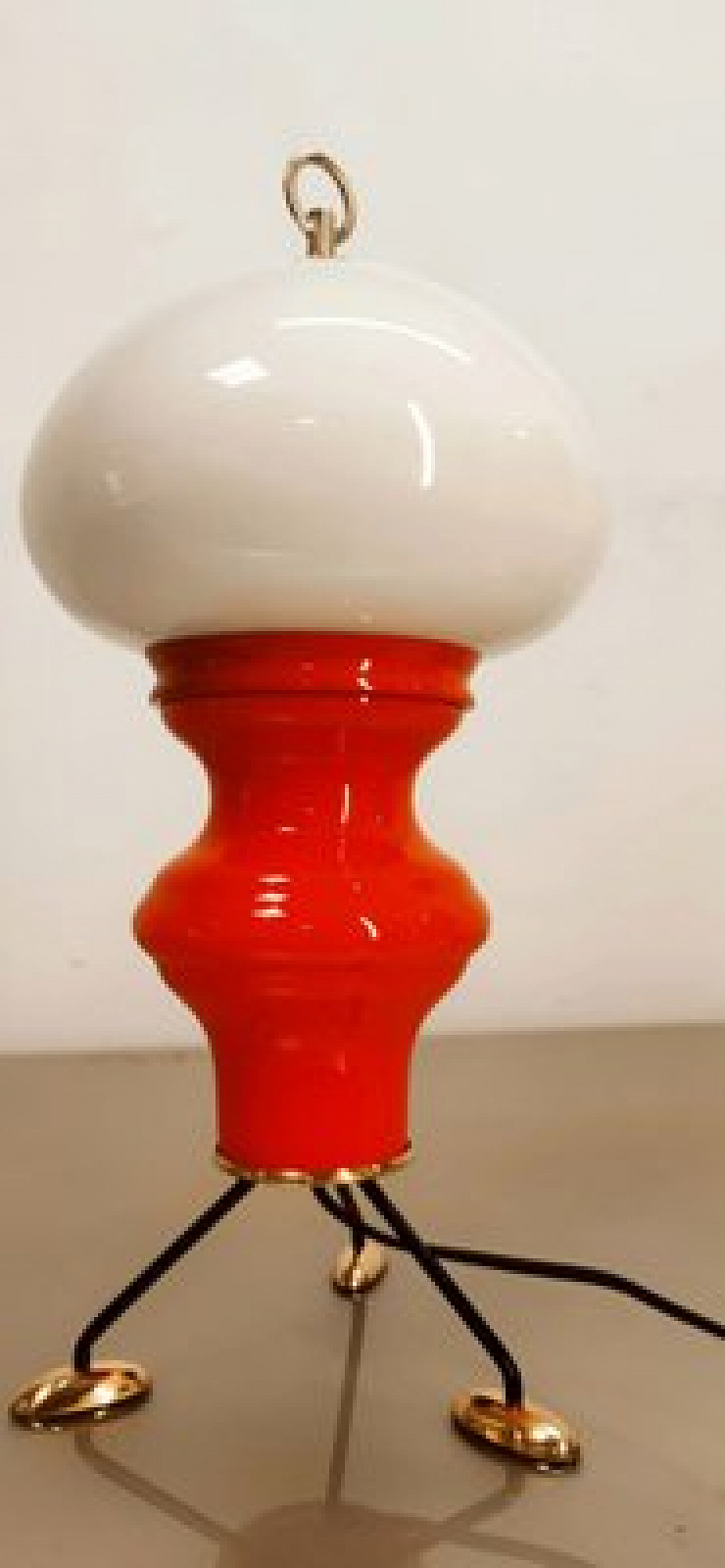 Lampada da tavolo rossa in vetro, metallo e ottone, anni '60 12