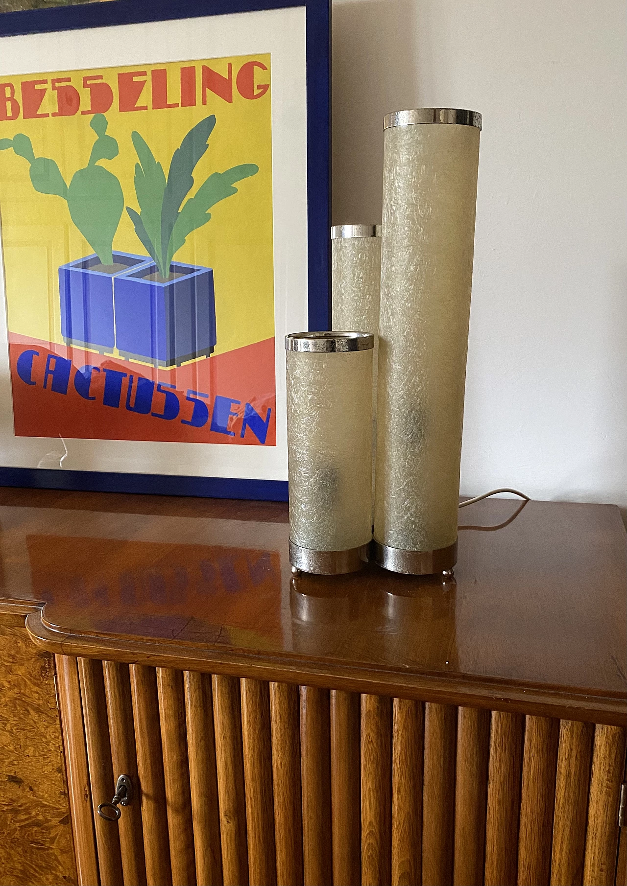 Lampada da tavolo in vetroresina e ottone, anni '70 2