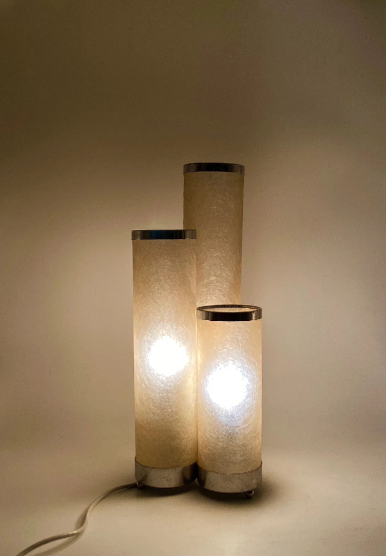 Lampada da tavolo in vetroresina e ottone, anni '70 4