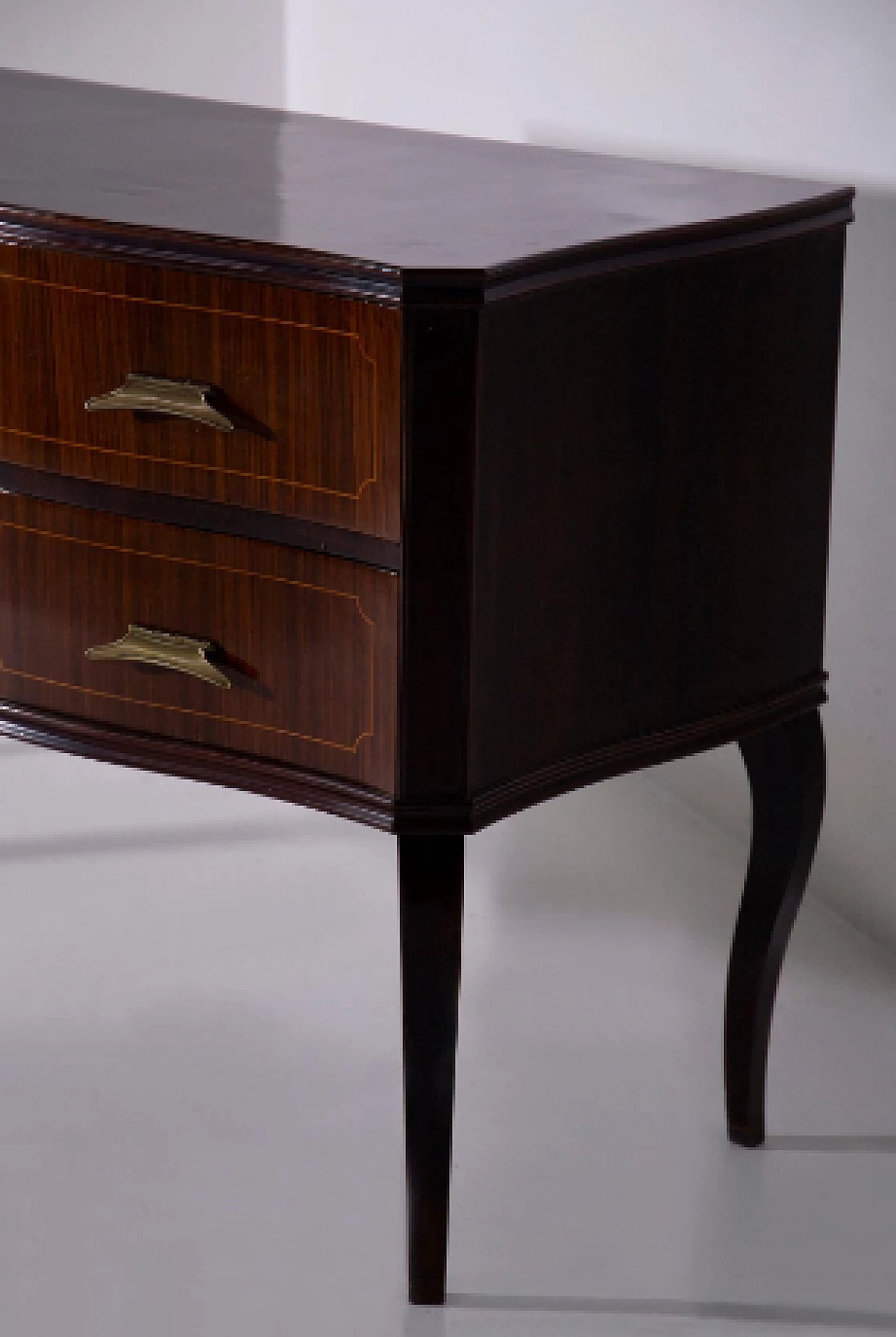 Cassettiera in noce con maniglie in ottone, anni '50 4