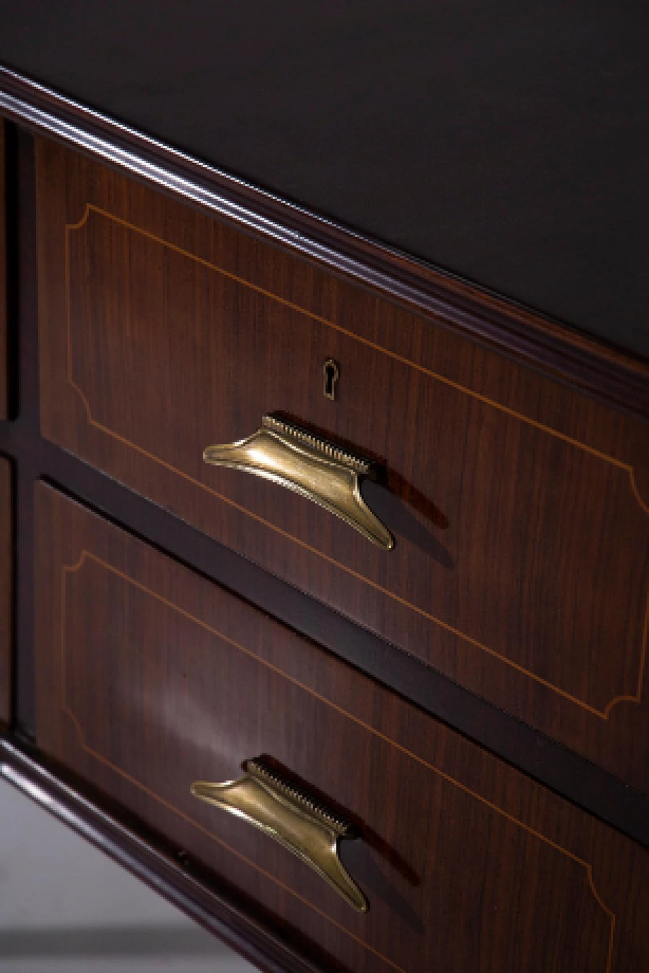 Cassettiera in noce con maniglie in ottone, anni '50 6