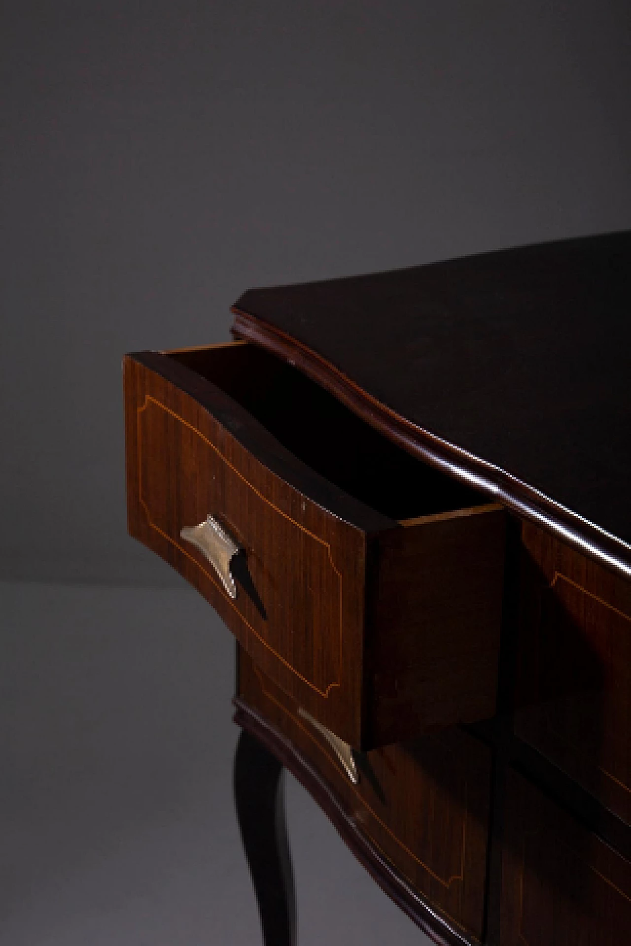 Cassettiera in noce con maniglie in ottone, anni '50 9