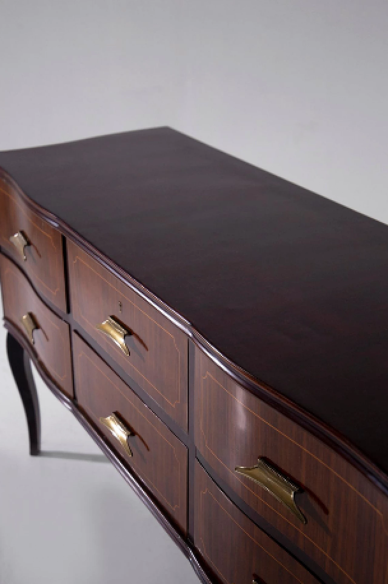 Cassettiera in noce con maniglie in ottone, anni '50 10