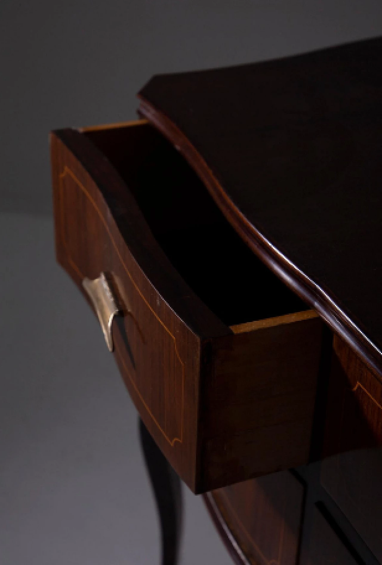 Cassettiera in noce con maniglie in ottone, anni '50 12