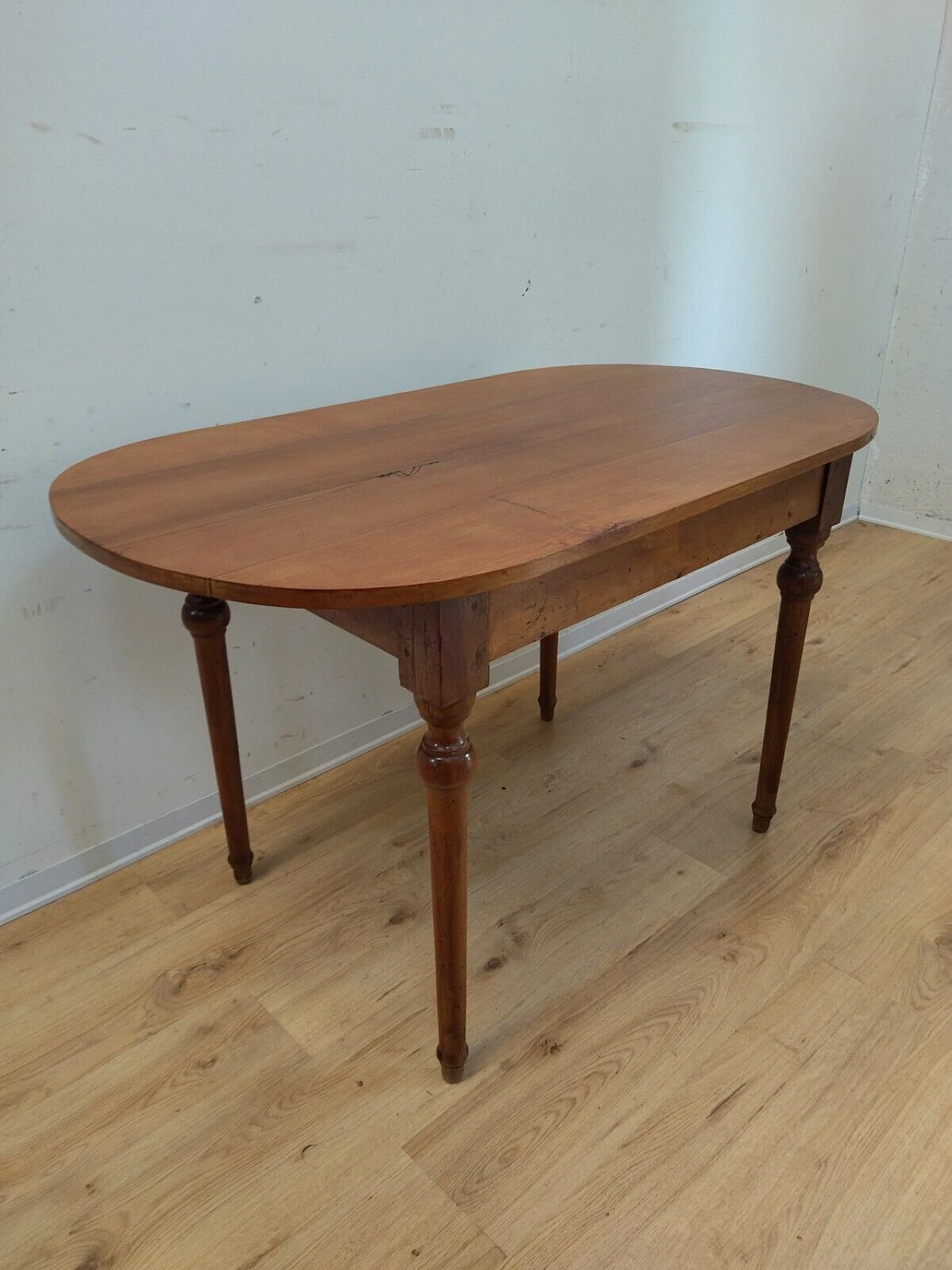 Walnut and beech table with oval top, late 19th century 5