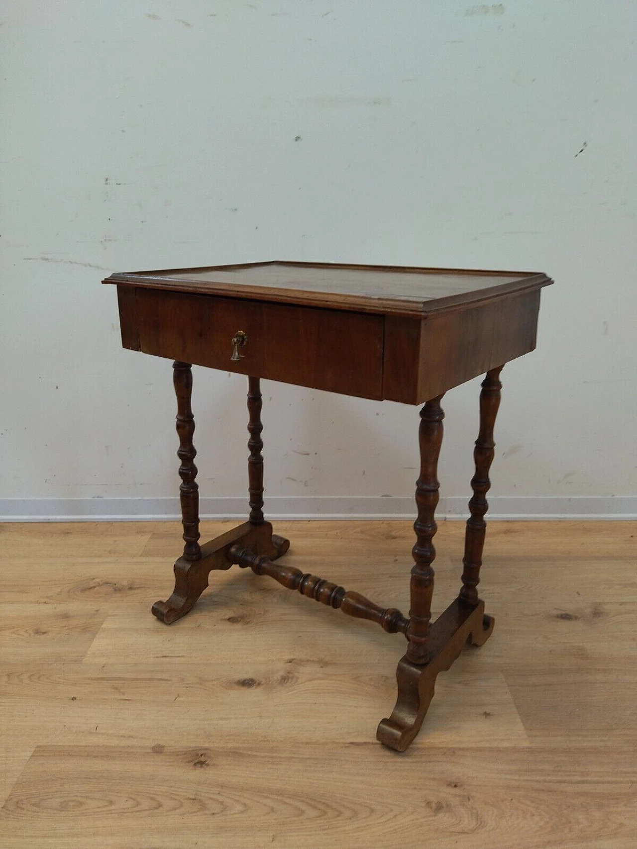Walnut work side table with drawer, early 20th century 4