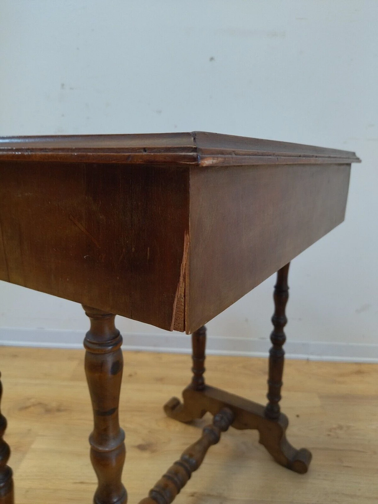 Walnut work side table with drawer, early 20th century 6