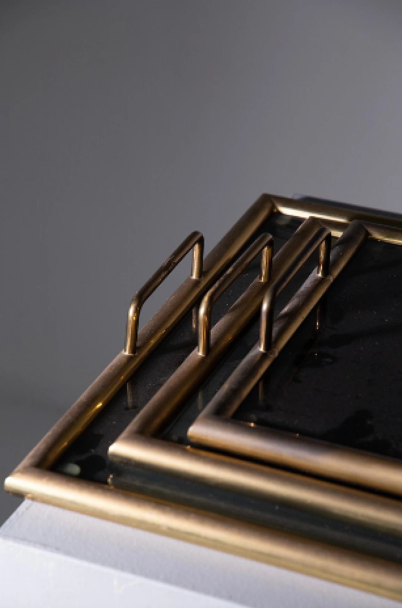 3 Vassoi in ottone e vetro fumé, anni '50 3